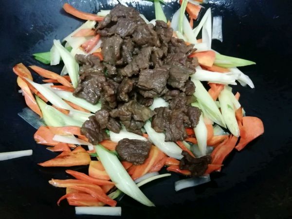 牛肉炒青蒜胡萝卜