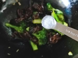 怎么做西兰花炒木耳