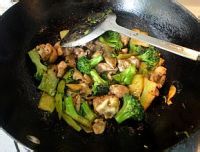 西兰花炒鸡的做法