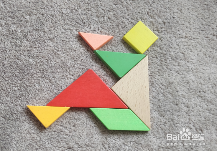 用七巧板怎样拼一个坐着修复纸飞机的小学生呢？