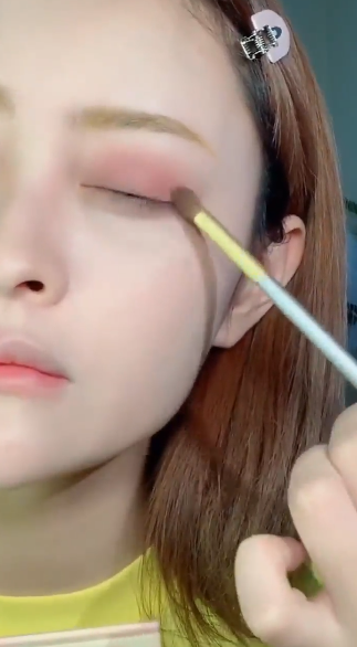 如何画泫雅紫色妆容