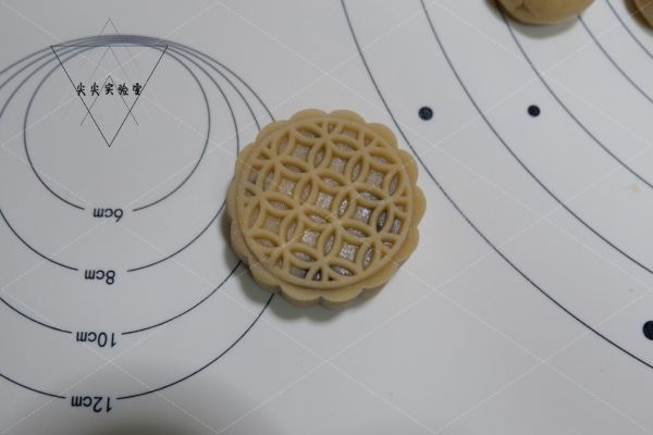广式核桃枣泥月饼
