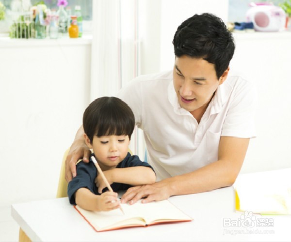 单亲爸爸该如何教育孩子呢?