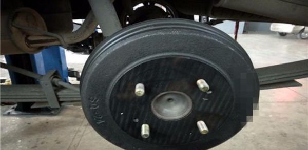 奥迪a8换刹车片怎么换?要具体的
