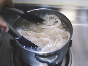 蒜油藕片的做法