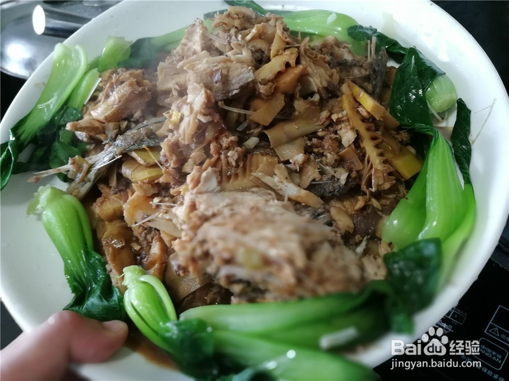 胖头鱼身炖笋片