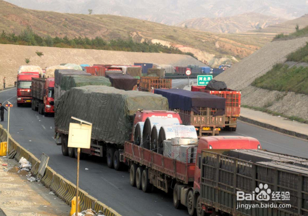 怎样在高速公路上安全行车，避免车祸。