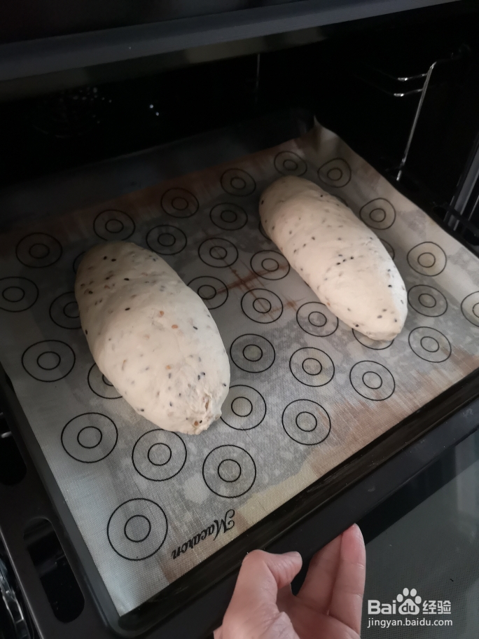 厨爸教你做亚麻籽黑芝麻欧包