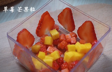如何自制颜值超高的草莓芒果奶冻
