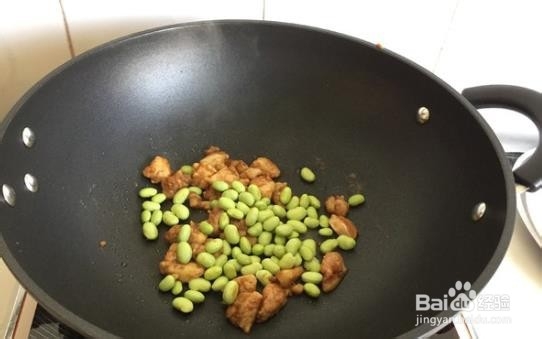 莓干三色鸡丁的做法