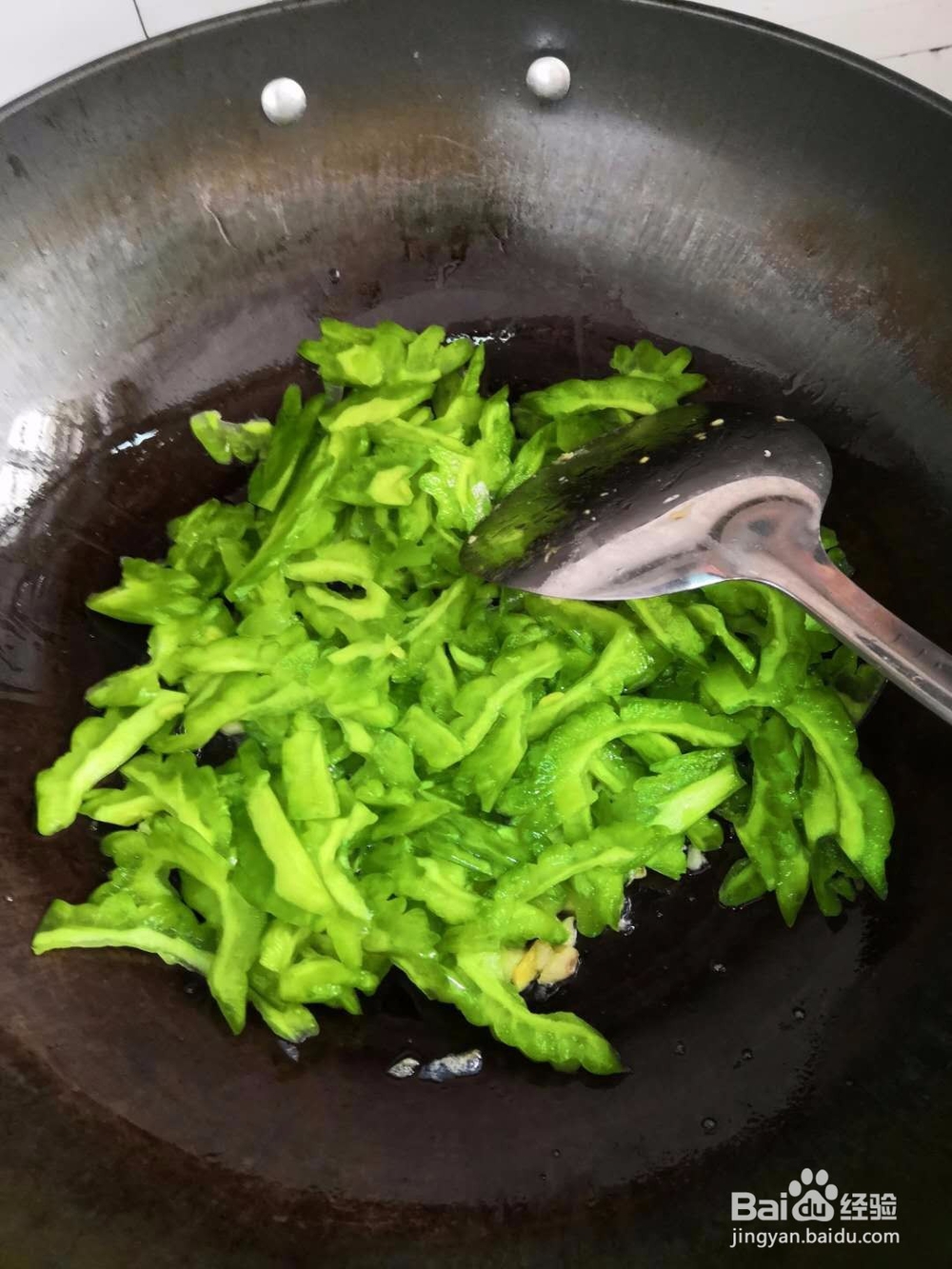 鸡蛋炒苦瓜的做法？