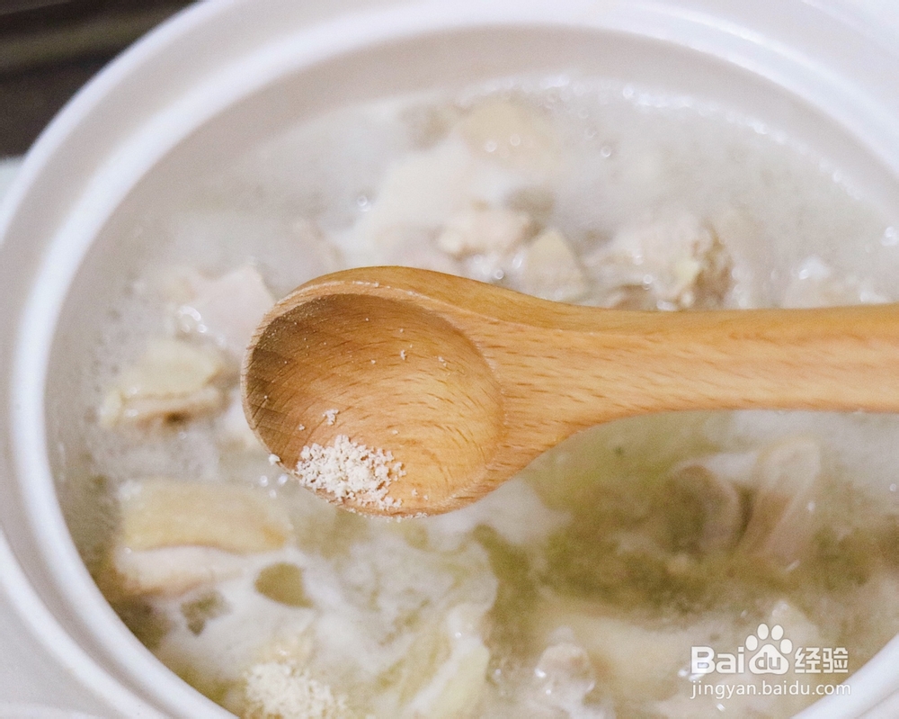 家常做法的柠檬鸡肉生菜锅