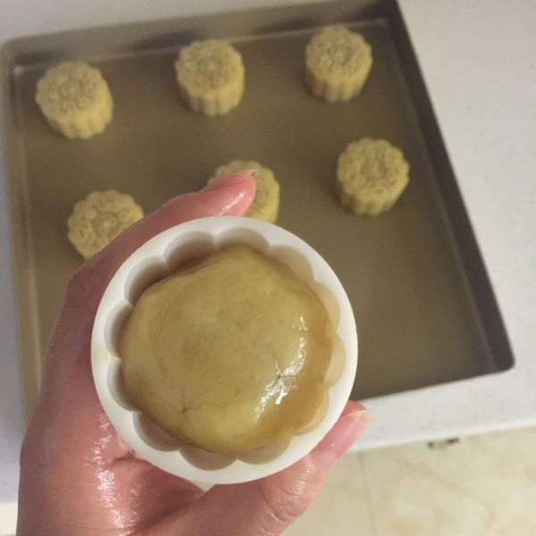 藜麦黑芝麻玫沙月饼