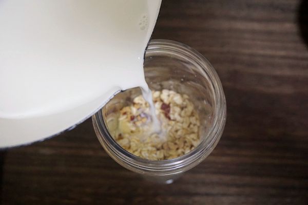 牛油果燕麦营养奶昔