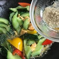 如何制作咸蛋黄炒黄瓜