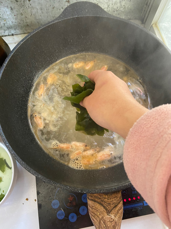 豆腐裙带菜鲜虾味增汤