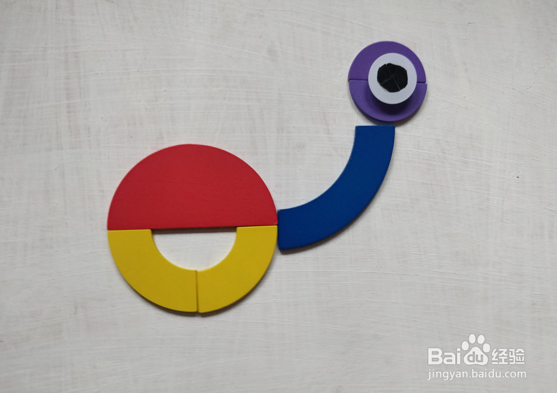 用简单的几何图形板如何拼一只卧着啼叫的水鸟