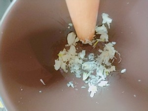 健康养生佳品皮蛋擂辣椒茄子的做法