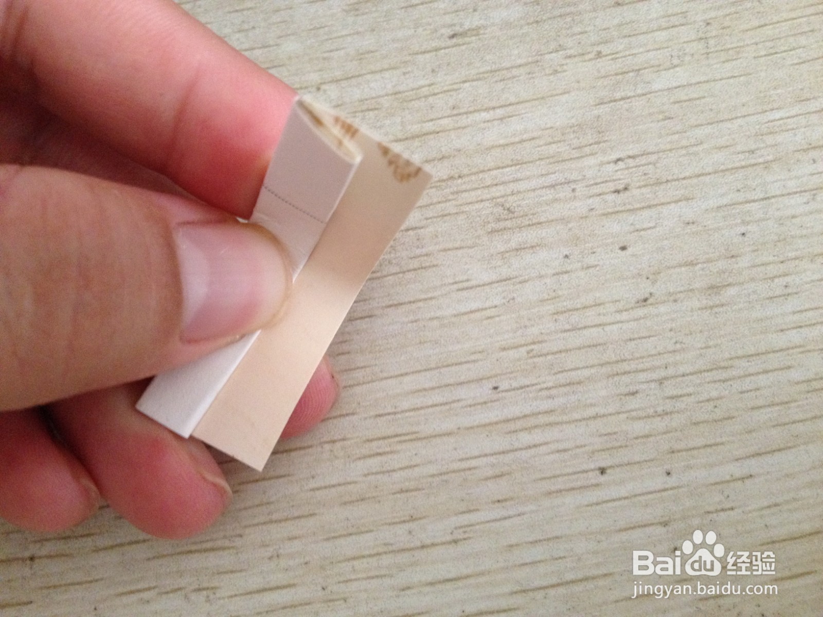 如何用一个长方形硬卡纸做两支中性笔的简易支架