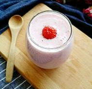 如何自制草莓奶昔？
