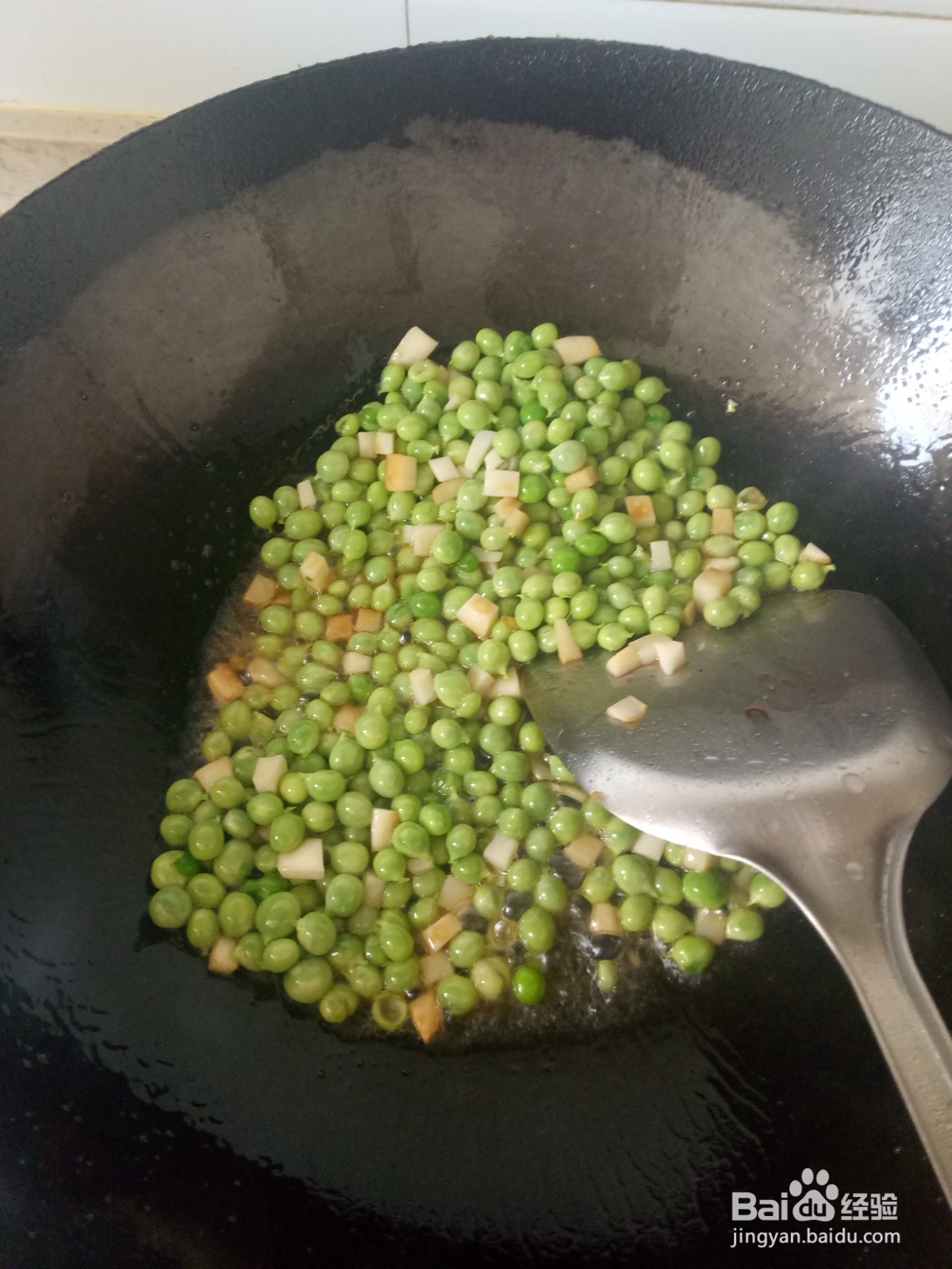 豌豆杏鲍菇火腿肠炒饭