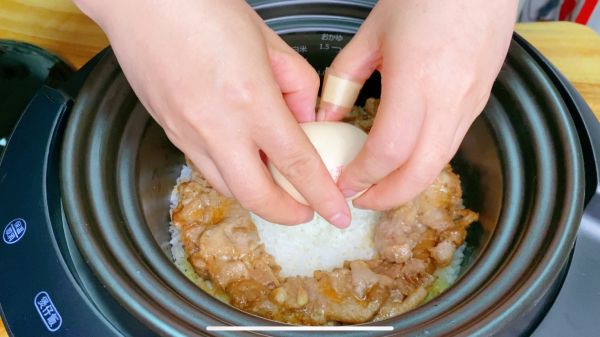 窝蛋牛肉煲仔饭