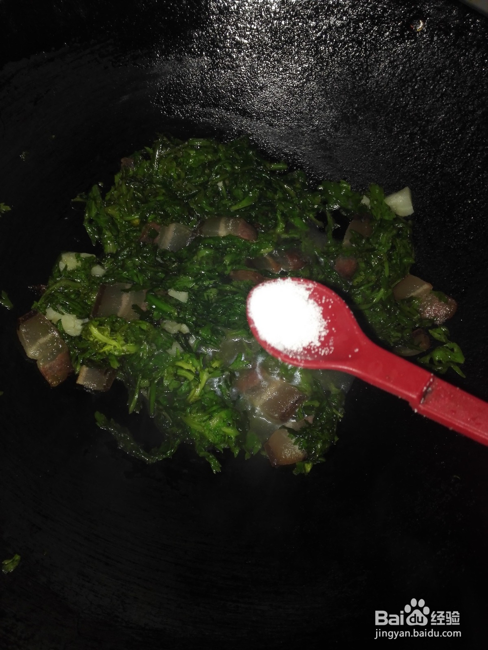 腊肉炒茼蒿叶的做法