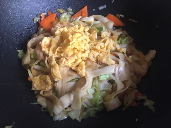 卷心菜鸡蛋炒面