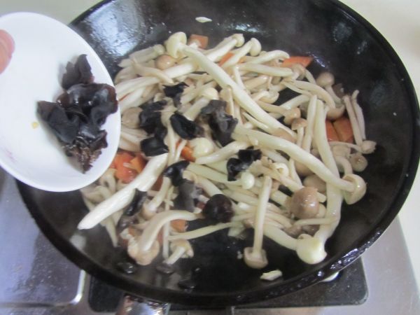 双菇木耳炒肉片