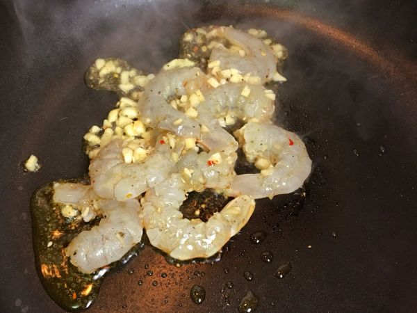 鲜虾牛油果芦笋沙拉