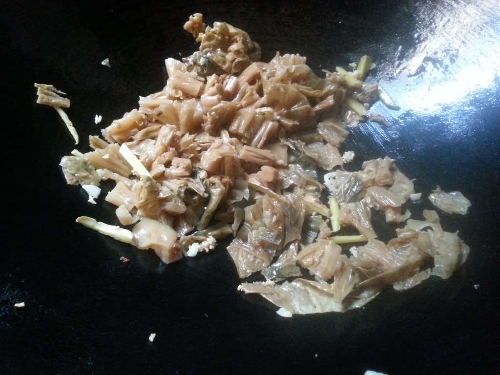 妈妈做的咸菜干炒猪心好吃极了！