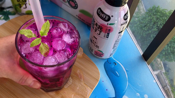 火龙果桃桃西打气泡饮