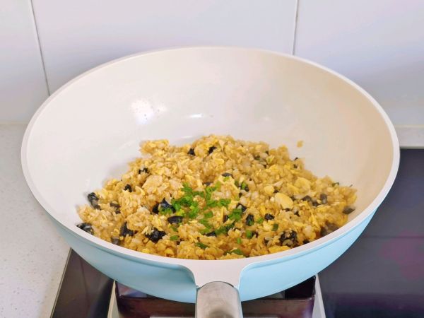 墨斗鱼肠蛋炒饭