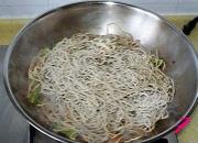 一般家里中午最常吃美为主食豆角焖面