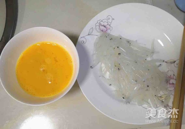 银鱼煎蛋的做法