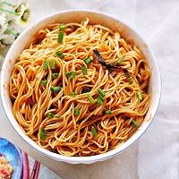 如何制作葱油拌面？