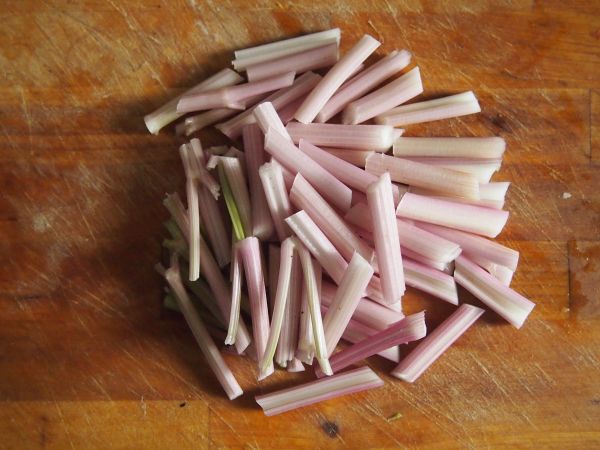 清炒紫芹巴坦木