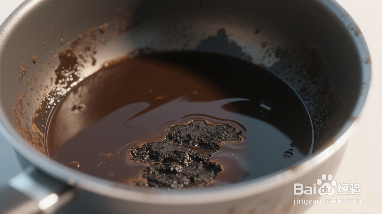 怎样彻底清理锅底的黑垢?