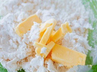 鱼丸卷边披萨怎么做？