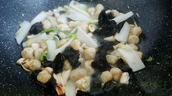 菌菇白菜焖鱼丸