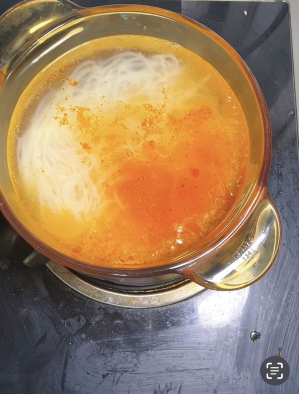 煎三文鱼配酸汤米粉