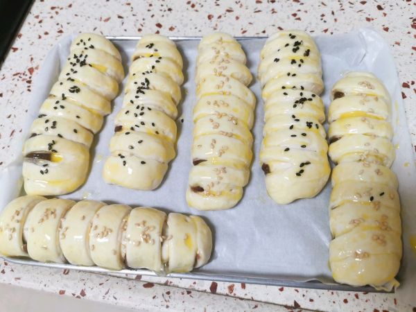 毛毛虫豆沙面包