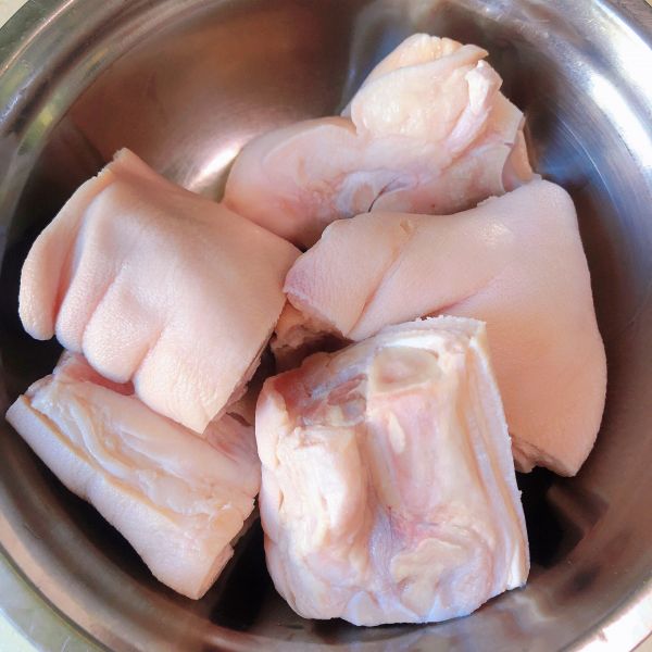 黄豆薏米猪蹄汤