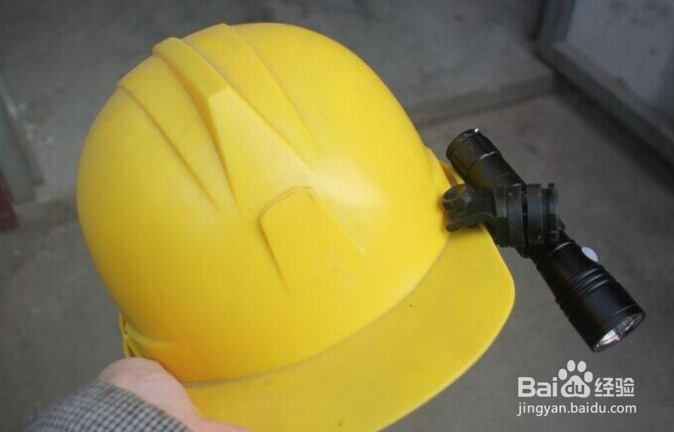 手电怎样安装在头上？电灯怎样固定帽子上？