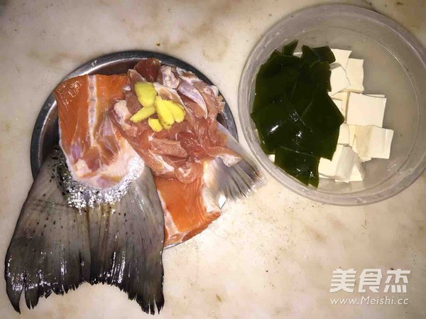 三文鱼骨豆腐汤