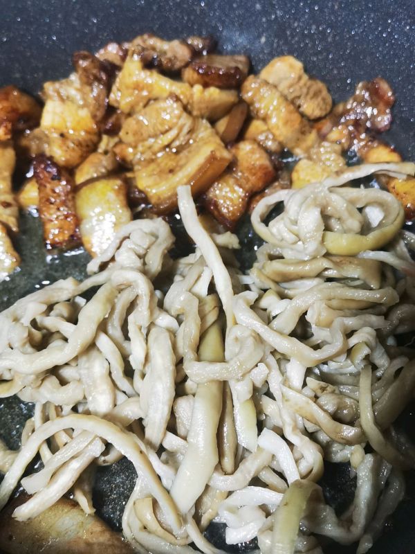 五花肉焖萝卜干