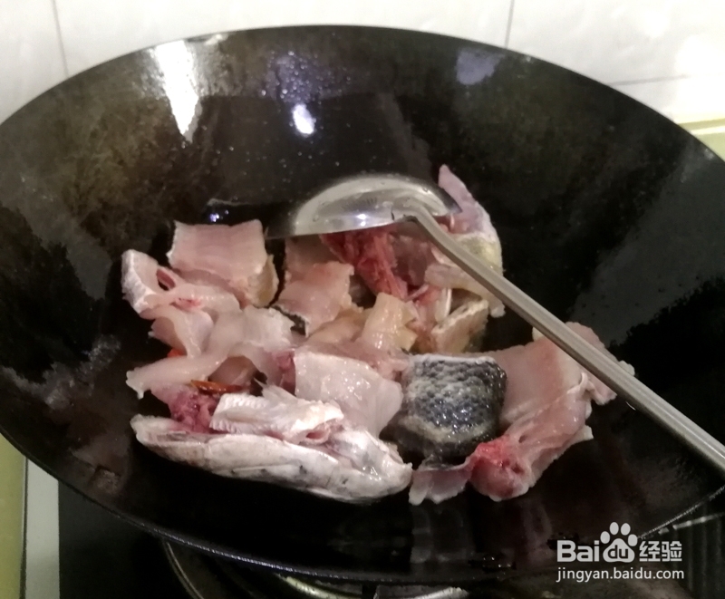 怎么做家常酸菜鱼(黑鱼)?