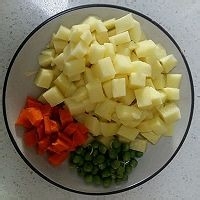 怎么做美味的腊肉土豆焖饭