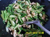 芹菜炒鸡肉的做法