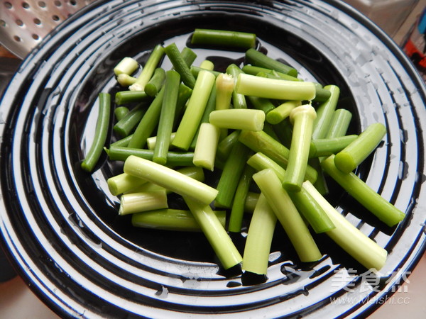 蒜苔炒鱿鱼的做法